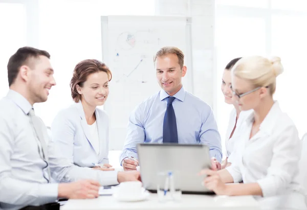 Zakelijke team met vergadering in kantoor — Stockfoto