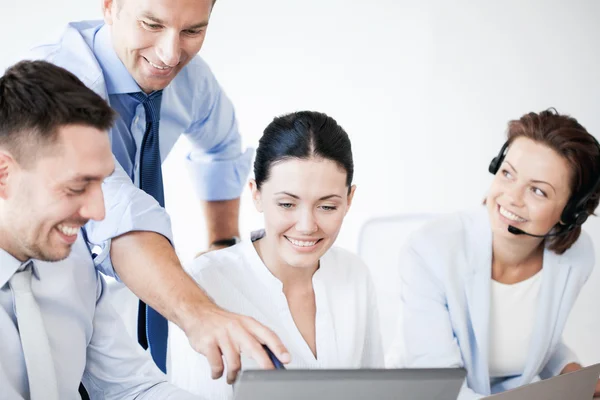 Gruppe von Menschen, die im Callcenter arbeiten — Stockfoto