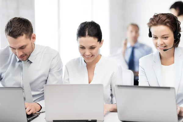 Groupe de personnes travaillant avec des ordinateurs portables dans le bureau — Photo