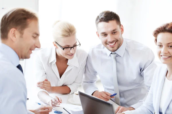 Empresaria con equipo en reunión en oficina — Foto de Stock