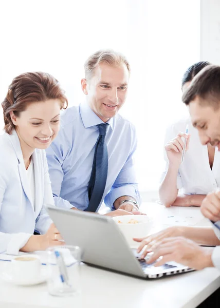 Affärsman med team på mötet i office — Stockfoto