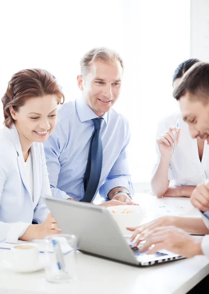 Geschäftsmann mit Team bei Besprechung im Amt — Stockfoto