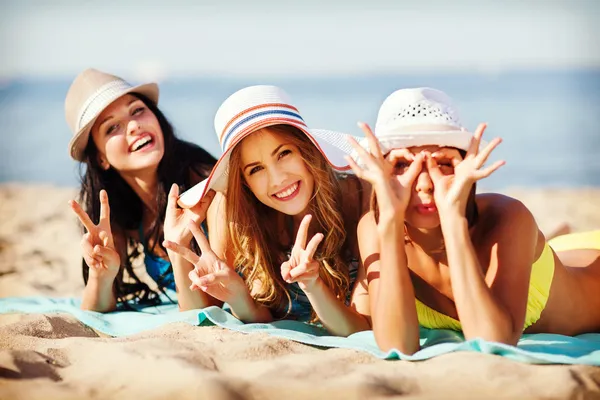 Meisjes zonnebaden op het strand — Stockfoto