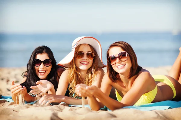 Chicas tomando el sol en la playa — Foto de Stock