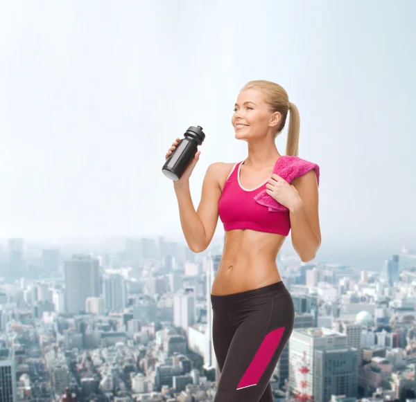 Deportiva mujer bebiendo agua de botella de deportista — Foto de Stock