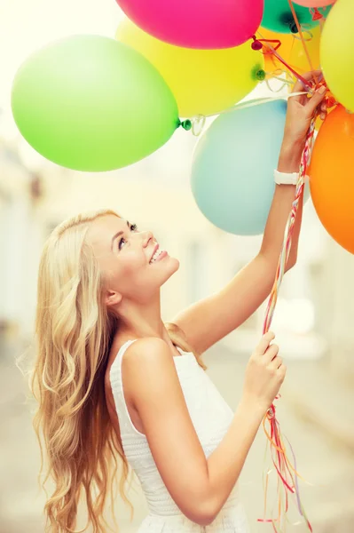 Femme avec des ballons colorés — Photo