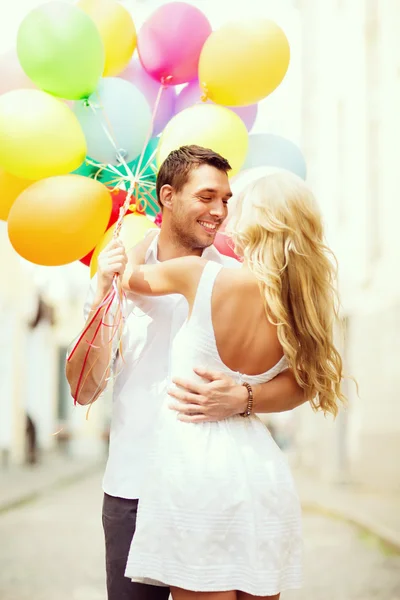 Casal com balões coloridos — Fotografia de Stock