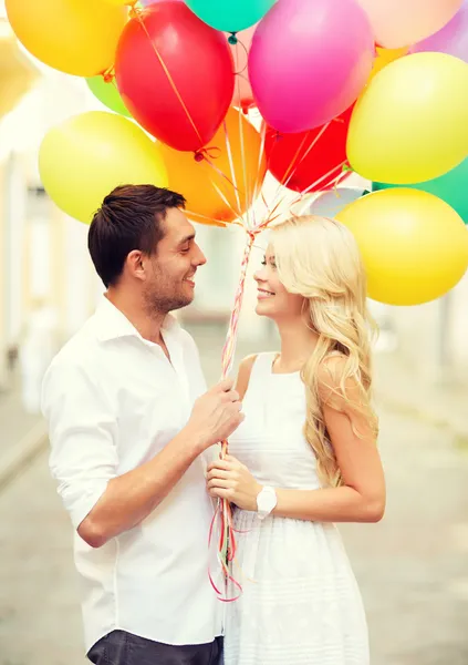 Coppia con palloncini colorati — Foto Stock