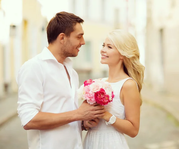 Paar mit Blumen in der Stadt — Stockfoto