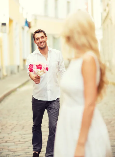 Casal com flores na cidade — Fotografia de Stock