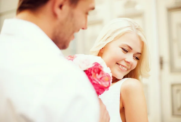 Pareja con flores en la ciudad — Foto de Stock