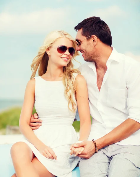 Couple dans l'ombre au bord de la mer — Photo