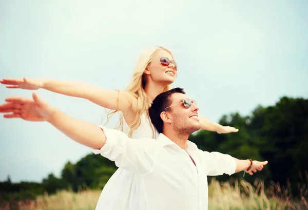 Couple au bord de la mer — Photo