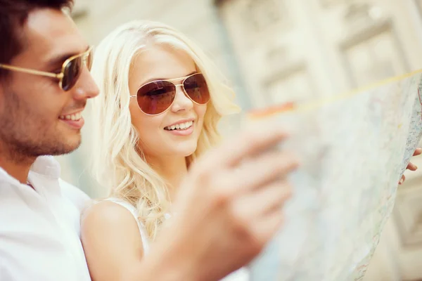 Couple with map in the city — Stock Photo, Image