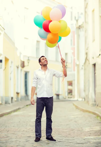 彩色气球在城市中的男人 — 图库照片