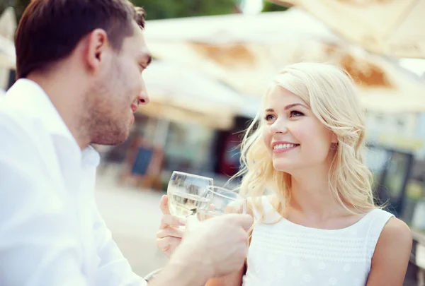 Pareja bebiendo vino en la cafetería — Foto de Stock