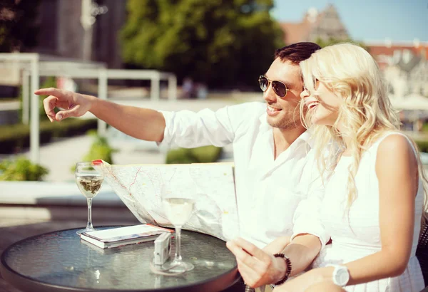 Pareja con mapa en la cafetería — Foto de Stock