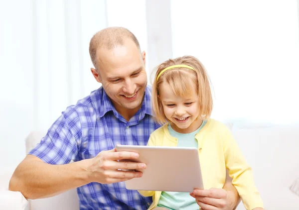 Šťastný otec a dcera s počítači tablet pc — Stock fotografie