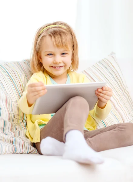 Souriante fille avec tablette PC à la maison — Photo