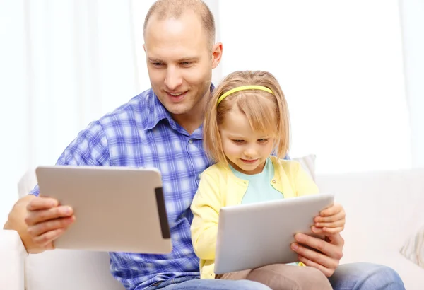 Šťastný otec a dcera s počítači tablet pc — Stock fotografie