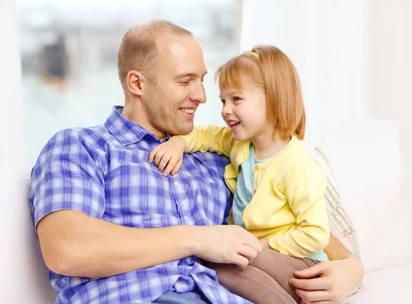 Lächelnder Vater und Tochter beim Spielen zu Hause — Stockfoto