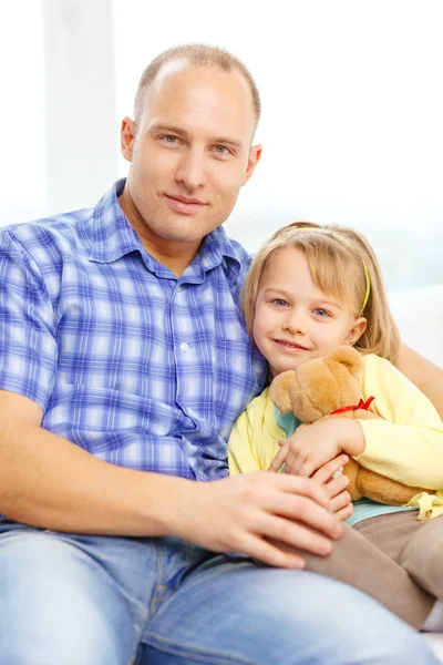Sorridente padre e figlia con orsacchiotto — Foto Stock