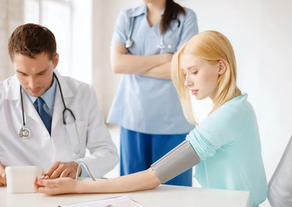 Médico do sexo masculino, enfermeiro do sexo feminino e doente hospitalizado — Fotografia de Stock