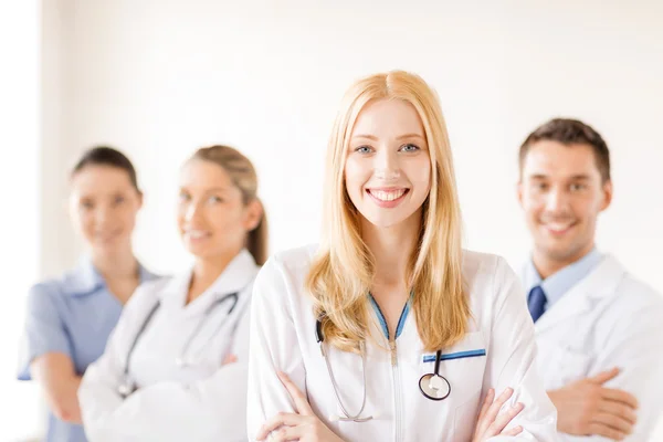 Médica ou enfermeira na frente do grupo médico — Fotografia de Stock