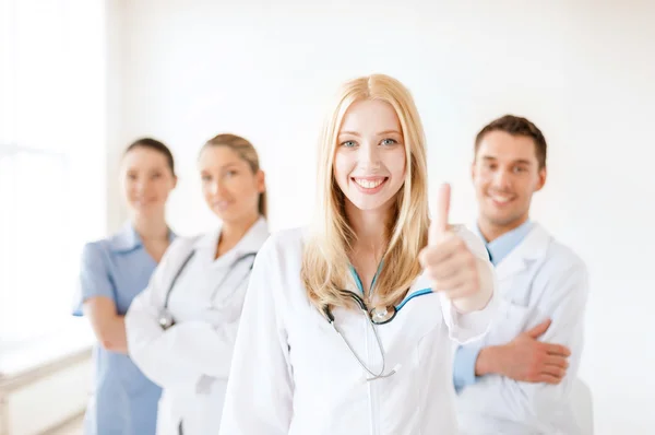 Женщина-врач или медсестра перед медицинской группой — стоковое фото