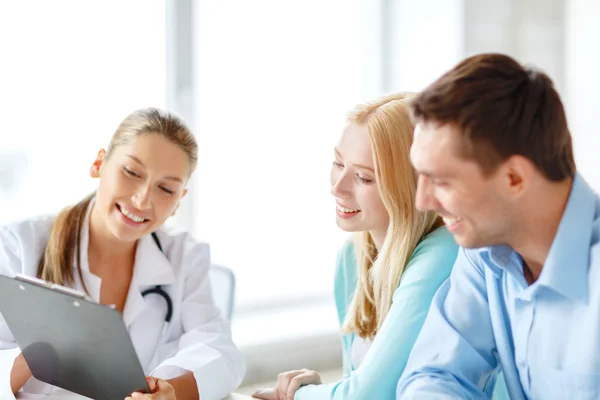 Smiling doctor with patients in hospital — Stock Photo, Image