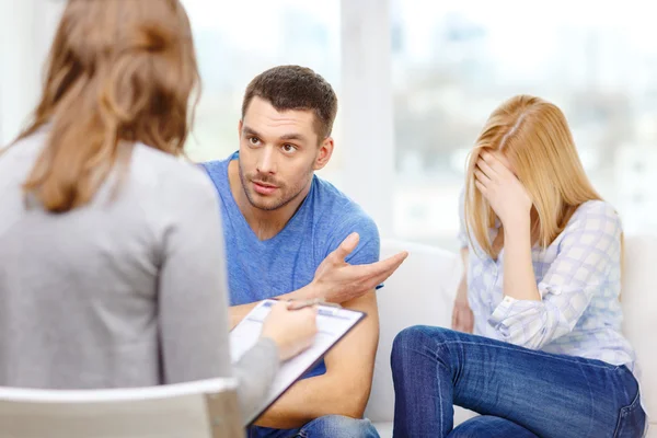 Jeune couple avec un problème au bureau de psychologue — Photo