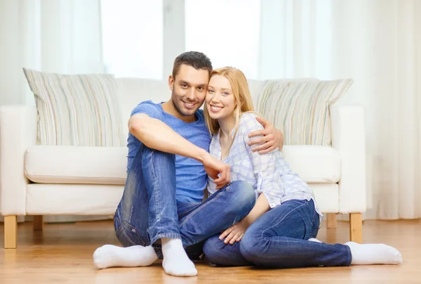 Sorrindo casal feliz em casa — Fotografia de Stock