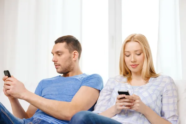 Couple concentré avec smartphones à la maison — Photo