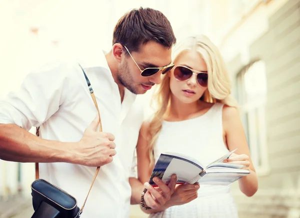 Couple with tourist book in the city Royalty Free Stock Images