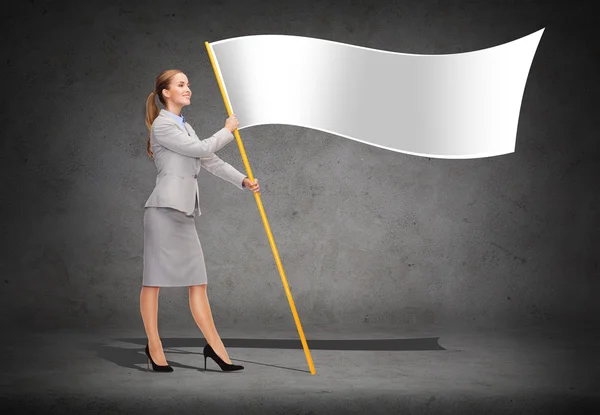Leende kvinna med flaggstång med vit flagga — Stockfoto