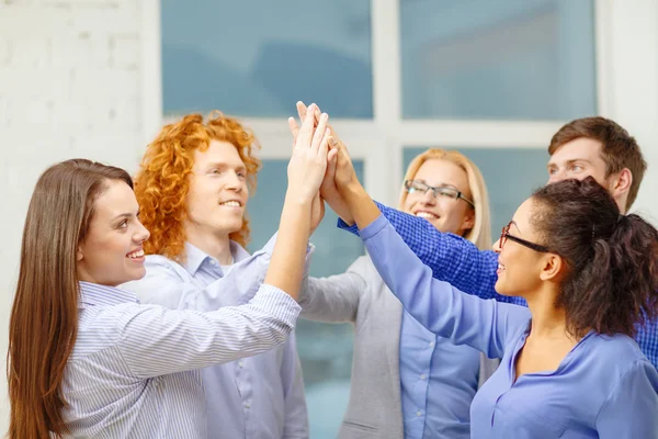 Kreativa team gör hög fem gest i office — Stockfoto