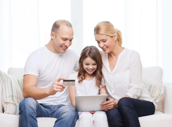 Ouders en meisje met tablet pc en creditcard — Stockfoto