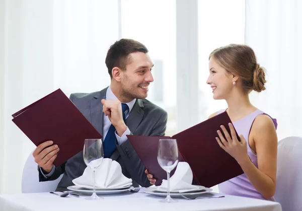 Coppia sorridente con menù al ristorante — Foto Stock