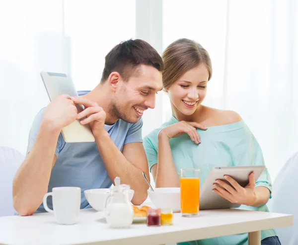 Smiling casal com tablet pc notícias de leitura — Fotografia de Stock