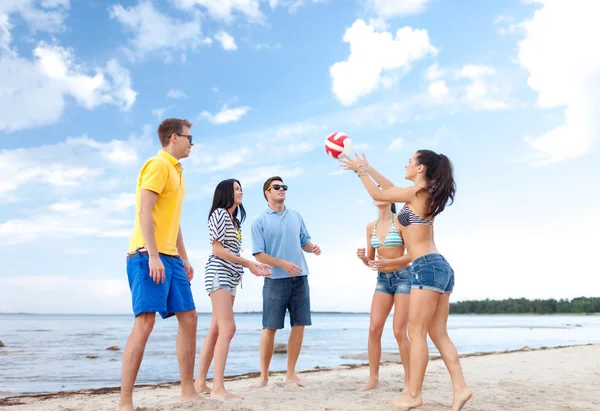 Vriendengroep die plezier hebben op het strand — Stockfoto