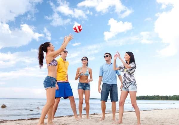 Группа друзей, веселящихся на пляже — стоковое фото