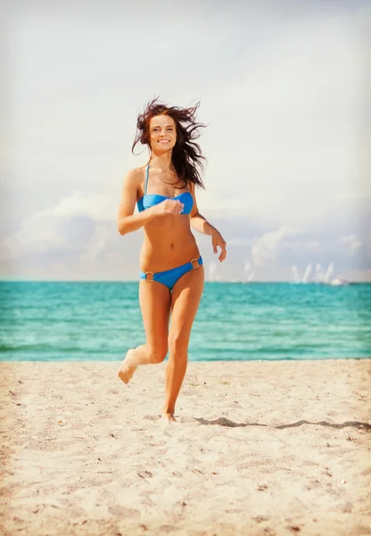 Felice donna sorridente jogging sulla spiaggia — Foto Stock