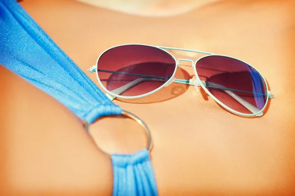 Female belly, bikini and shades — Stock Photo, Image