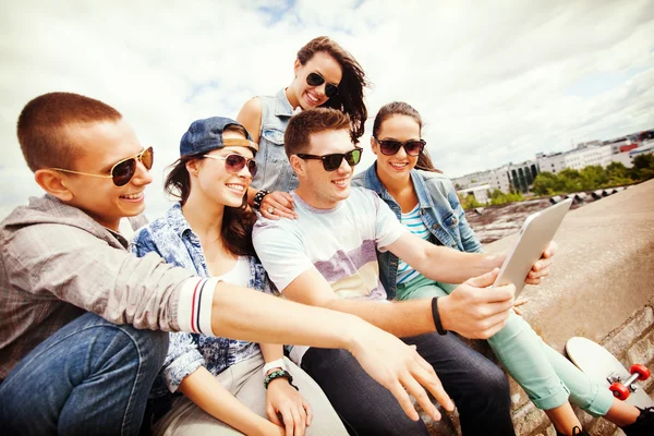 Grupp tonåringar tittar på TabletPC — Stockfoto