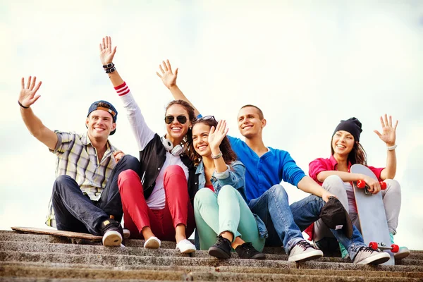 Grupo de adolescentes saludando las manos — Foto de Stock