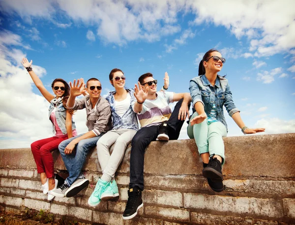 Grupo de adolescentes pasando el rato —  Fotos de Stock