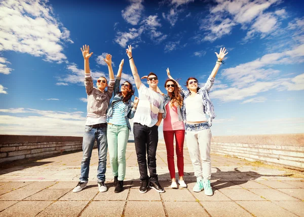 Група підлітків тримає руки вгору — стокове фото