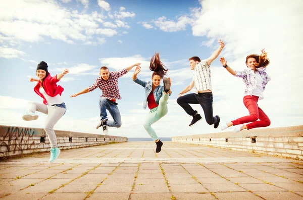 Grupp tonåringar hoppning — Stockfoto