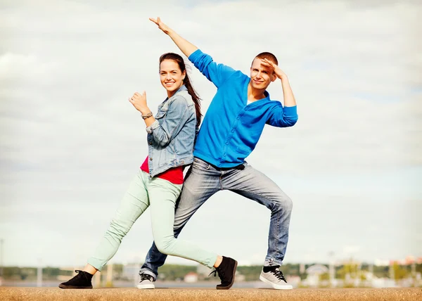 Paar Teenager tanzen draußen — Stockfoto