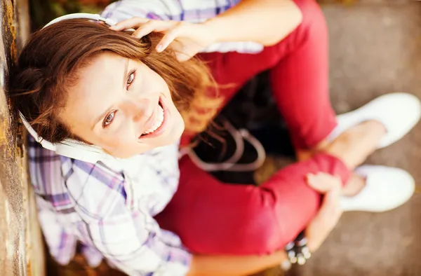 Mädchen mit Kopfhörern hört Musik — Stockfoto